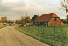 847734 Gezicht over de ventweg langs de Zandheuvelweg te Baarn met rechts de boerderij Zandheuvelweg 1 en op de ...